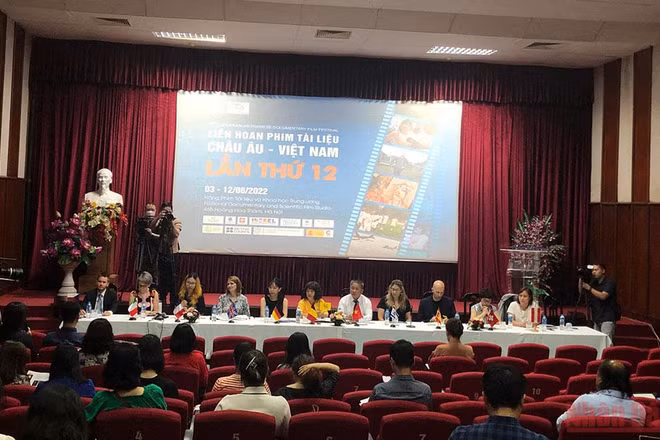 Đại diện các cơ quan văn hóa, ngoại giao các nước châu Âu và Hãng phim Tài liệu và Khoa học Trung ương giới thiệu về phim tham dự Liên hoan phim.