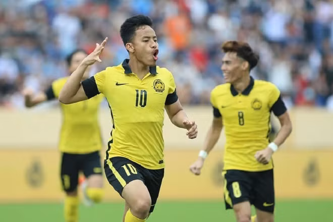 Tiền đạo Luqman Hakim ăn mừng sau khi ghi bàn thắng mở tỷ số cho U23 Malaysia. (Ảnh: 24h.com.vn)