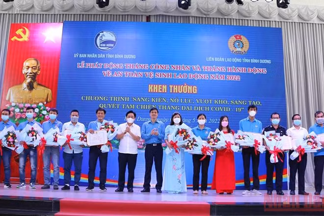 Khen thưởng cá nhân tiêu biểu trong thực hiện Chương trình “Sáng kiến, nỗ lực vượt khó, sáng tạo, quyết tâm chiến thắng đại dịch Covid-19”.