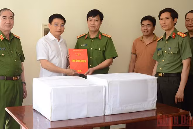 Đồng chí Nguyễn Văn Thắng, Ủy viên Trung ương Đảng, Bí thư Tỉnh ủy tỉnh Điện Biên động viên, chúc mừng các lực lượng phá thành công chuyên án.