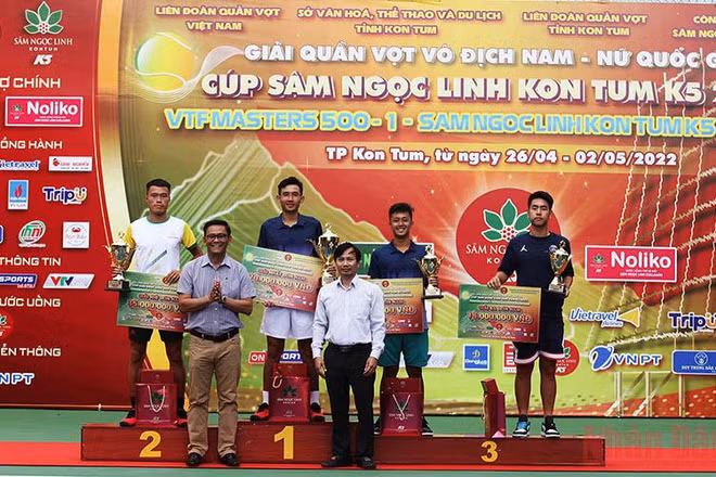 Trao giải nội dung đơn nam.