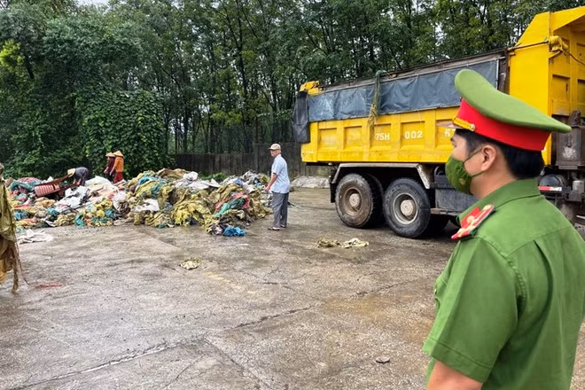 Lực lượng công an Thừa Thiên Huế kiểm tra tại hiện trường việc đổ chất thải trái quy định của Công ty TNHH một thành viên cao-su Huy Anh. (Ảnh: Công an cung cấp)