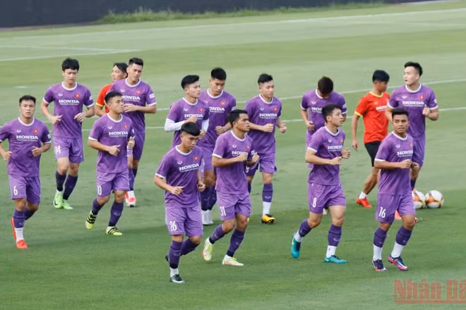Đội tuyển U23 Việt Nam luyện tập làm quen sân vận động Việt Trì.