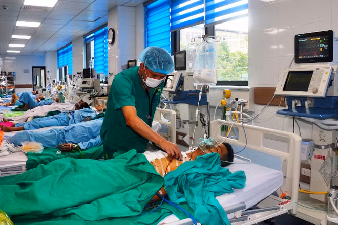 Bác sĩ thường xuyên theo dõi, chăm sóc sức khỏe bệnh nhân sau phẫu thuật.