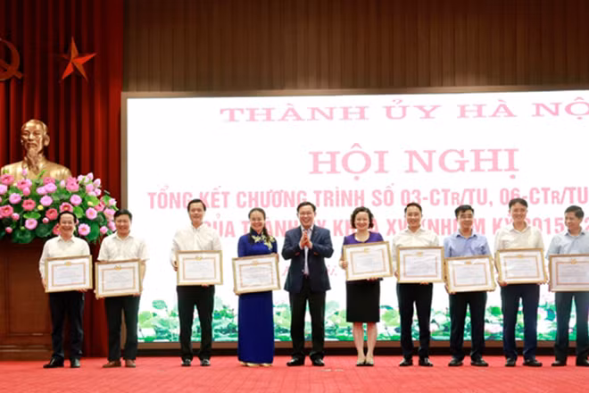Bí thư Thành ủy Hà Nội Vương Đình Huệ tặng bằng khen cho các đơn vị có thành tích xuất sắc trong thực hiện ba chương trình công tác lớn của Thành ủy nhiệm kỳ 2015-2020.