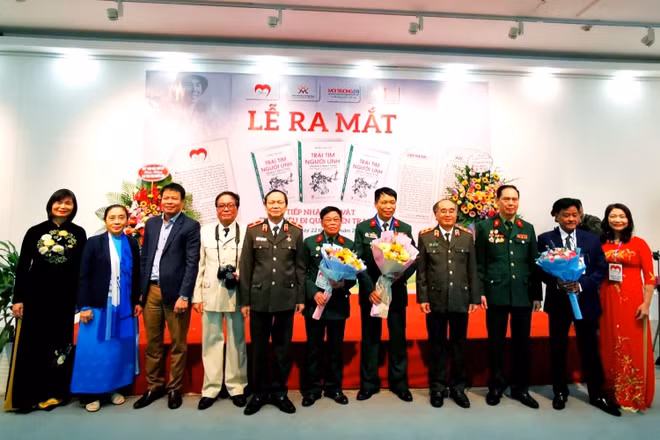 Ra mắt Câu lạc bộ “Trái tim người lính” và trao tặng kỷ vật chiến tranh cho Bảo tàng Phụ nữ Việt Nam.