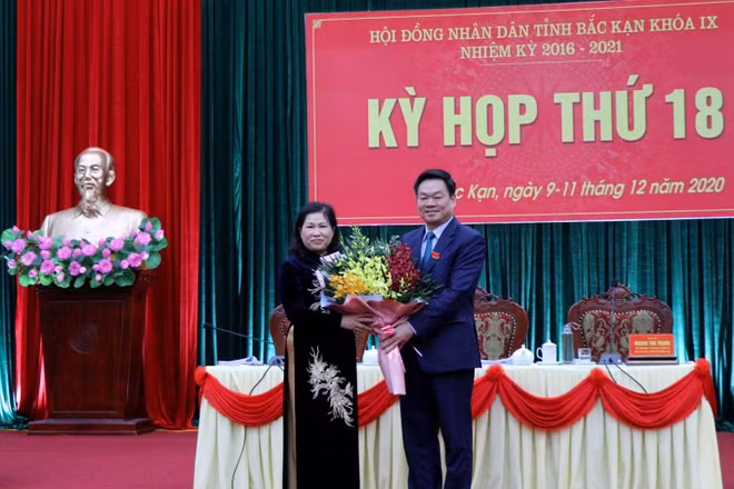 Đồng chí Hoàng Duy Chinh, Bí thư Tỉnh ủy tặng hoa chúc mừng tân Chủ tịch HĐND tỉnh Bắc Kạn Phương Thị Thanh. 