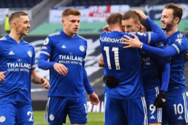 Các cầu thủ Leicester xuất sắc thắng Tottenham 2-0.