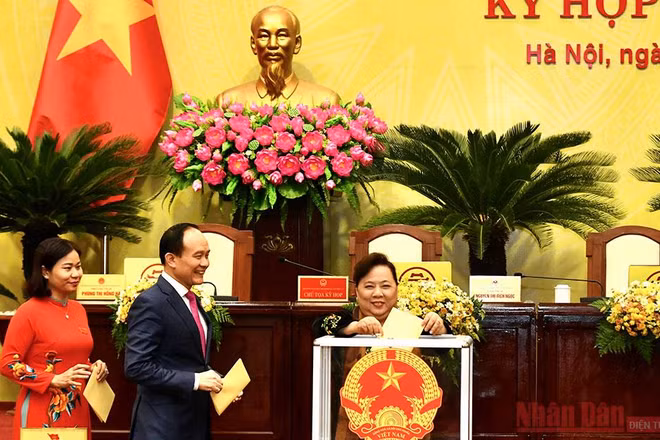 Các đại biểu bỏ phiếu bầu chức danh Chủ tịch HĐND thành phố khoá XV (nhiệm kỳ 2016-2021). 