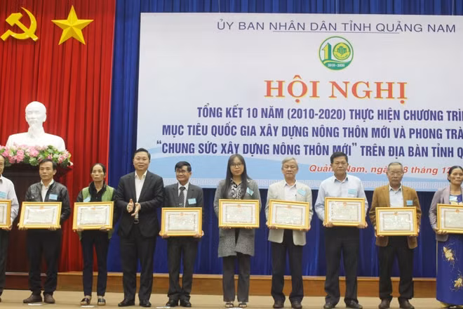 Chủ tịch UBND tỉnh Lê Trí Thanh tặng Bằng khen cho tập thể, cá nhân có thành tích xuất sắc.