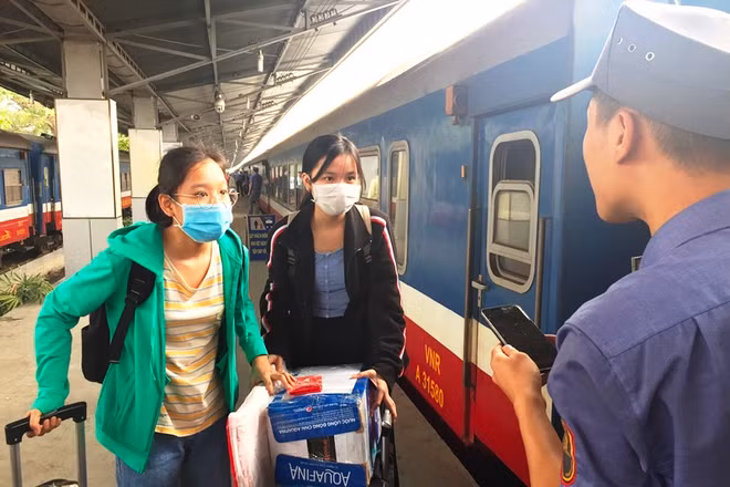 Hành khách đi tàu tại ga Sài Gòn.