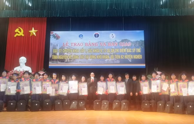 Trao bằng và bàn giao 60 bác sĩ trẻ về công tác tại vùng khó khăn. 