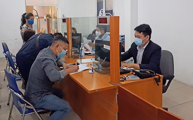 Người lao động làm thủ tục nhận trợ cấp thất nghiệp tại Trung tâm Dịch vụ việc làm Hà Nội. Ảnh: XUÂN CƯỜNG