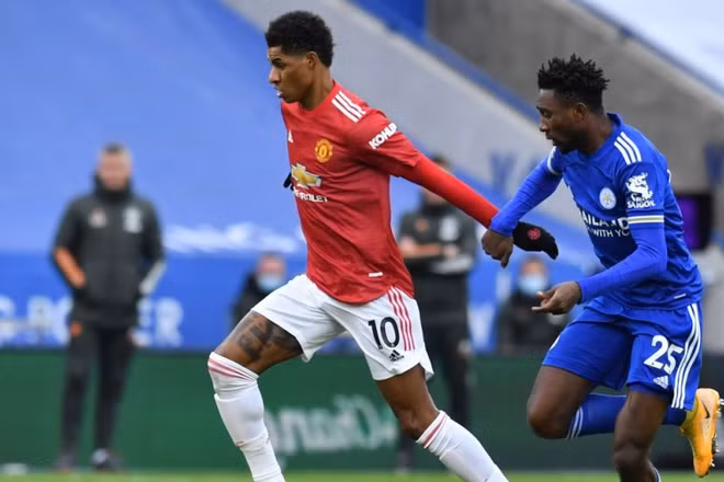M. Rashford (áo đỏ) ghi bàn nhưng Man United chỉ có được một điểm.