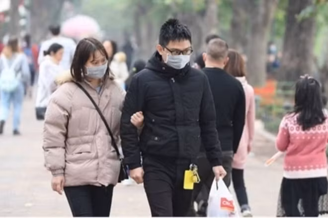 Người dân bắt buộc phải đeo khẩu trang khi đến các khu vui chơi công cộng ở Hà Nội. (Ảnh: VOV)
