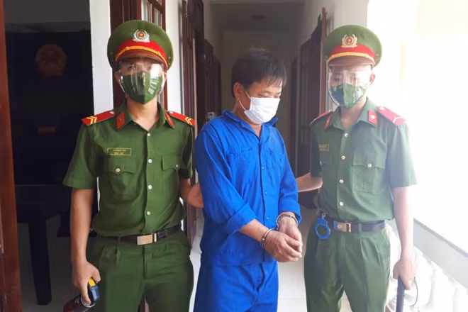 Bị cáo Phan Văn Thống bị phạt tù do chống người thi hành công vụ khi kiểm tra công tác phòng, chống dịch Covid-19.