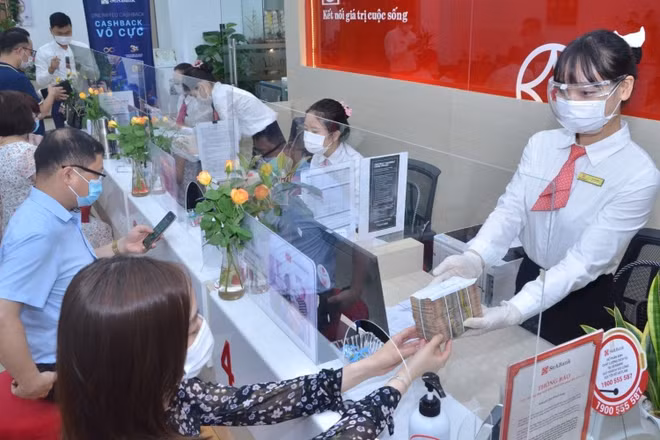 Khách hàng giao dịch tại SeABank.