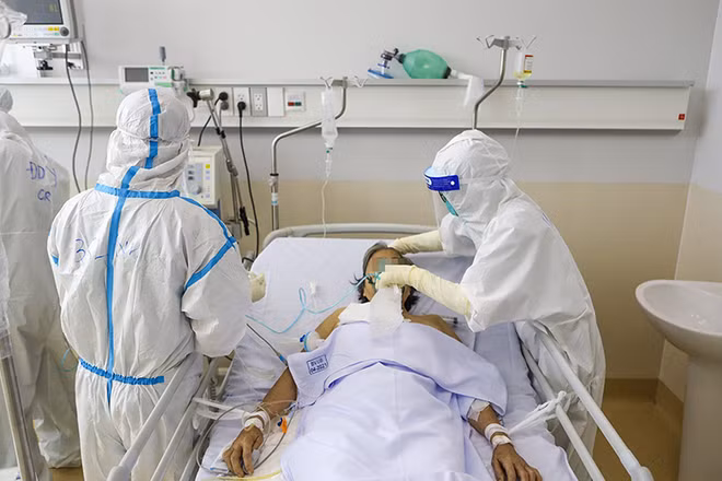 Các bác sĩ đang nỗ lực điều trị cho các ca bệnh nặng.