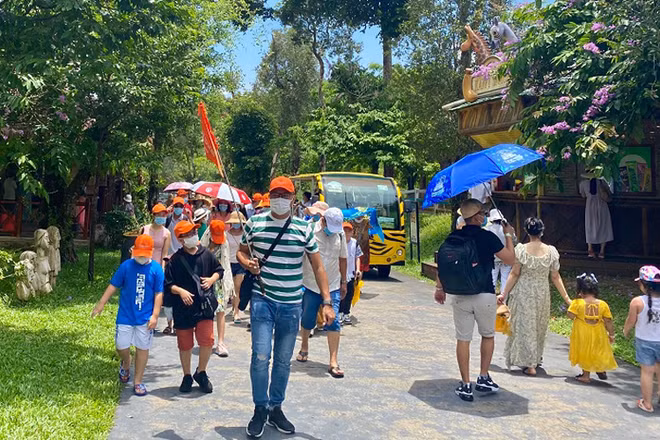 Hướng dẫn viên du lịch đã phải tìm nhiều nghề khác để mưu sinh khi dịch Covid-19 đóng băng hoạt động du lịch (Ảnh:ST)