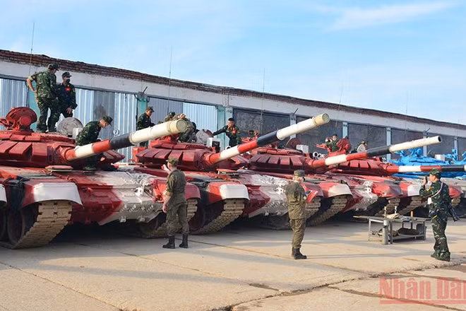 4 chiếc xe tăng màu đỏ được ban tổ chức Army Games 2021 chuẩn bị cho đội tuyển Xe tăng Việt Nam.