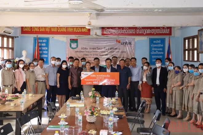 Toàn cảnh Lễ tài trợ học bổng và các giải pháp công nghệ của Star Telecom tặng Trường song ngữ Lào - Việt Nam, chiều 18/8.