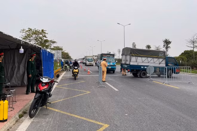 Chốt kiểm soát y tế ở cửa ngõ TP Hải Dương.