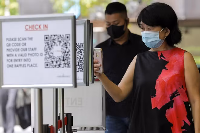 Quét QR code để vào một trung tâm thương mại tại Singapore. (Ảnh: Reuters)