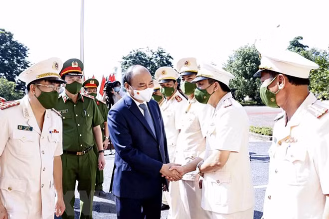 Chủ tịch nước Nguyễn Xuân Phúc với cán bộ Trại giam Ngọc Lý. (Ảnh: TTXVN)