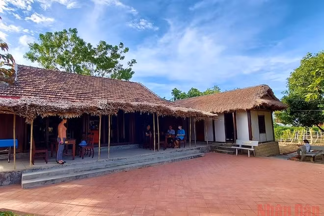 Nhà lưu niệm Đại tướng Võ Nguyên Giáp. Ngôi nhà gỗ có mái hiên lợp tranh rất quen thuộc với nông thôn Quảng Bình trước đây. (Ảnh: Hương Giang)