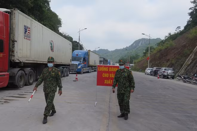 Xe chở hàng nông sản đang chờ làm thủ tục thông quan qua cửa khẩu Tân Thanh, Lạng Sơn.