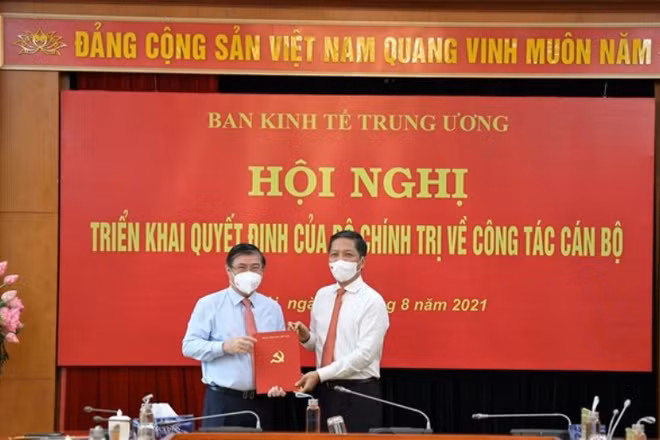 Đồng chí Trần Tuấn Anh, Ủy viên Bộ Chính trị, Trưởng Ban Kinh tế T.Ư trao Quyết định điều động, phân công giữ chức Phó Trưởng Ban Kinh tế T.Ư cho đồng chí Nguyễn Thành Phong.