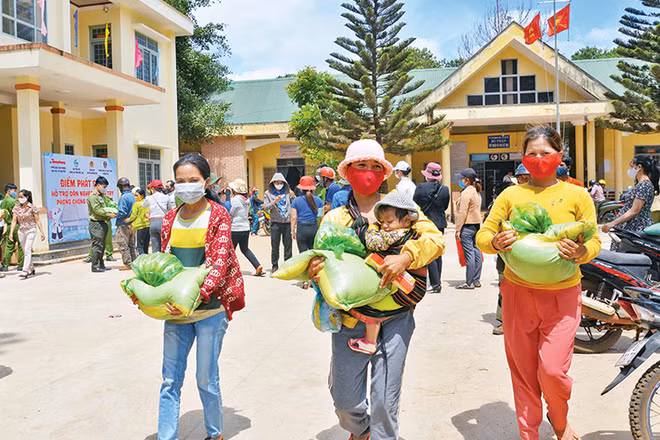 Niềm vui của dân nghèo được một chương trình thiện nguyện hỗ trợ phòng, chống Covid-19. (Ảnh: Hoàng Thiên Nga)