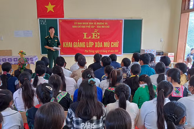 Khai giảng lớp học xóa mù chữ tại bản Phá Thóng.