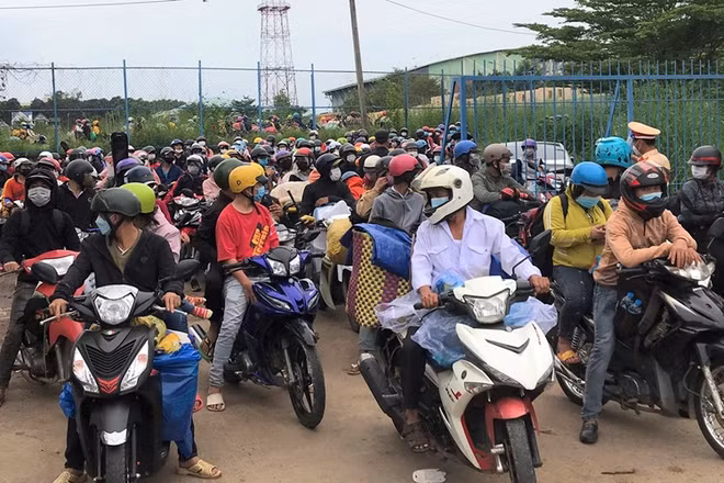 Người dân trước khi xuất phát về quê tại sân vận động huyện Trảng Bom, tỉnh Đồng Nai.