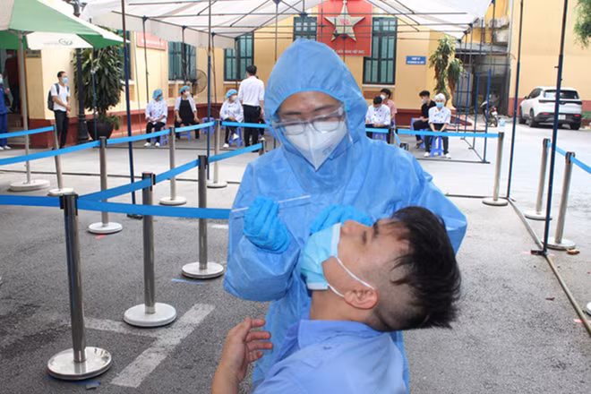 Lấy mẫu xét nghiệm cho người nhà bệnh nhân tại Bệnh viện Việt Đức sáng ngày 1/10. (Ảnh: SKDS)