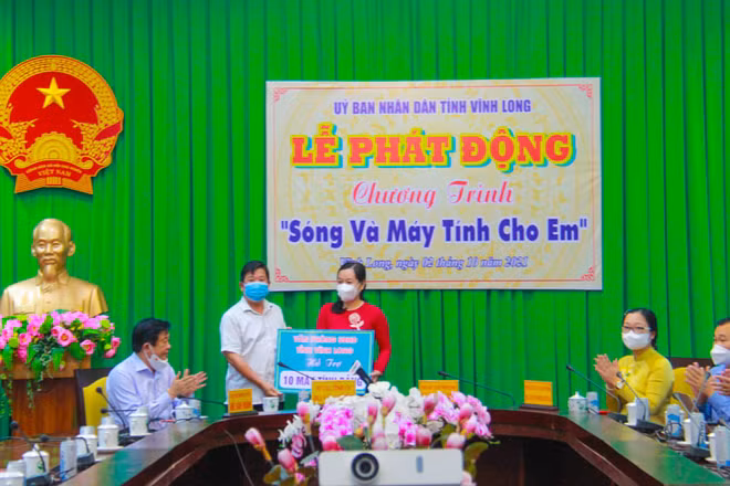 Nhiều tổ chức, cá nhân hỗ trợ chương trình “Sóng và máy tính cho em” tại lễ phát động.