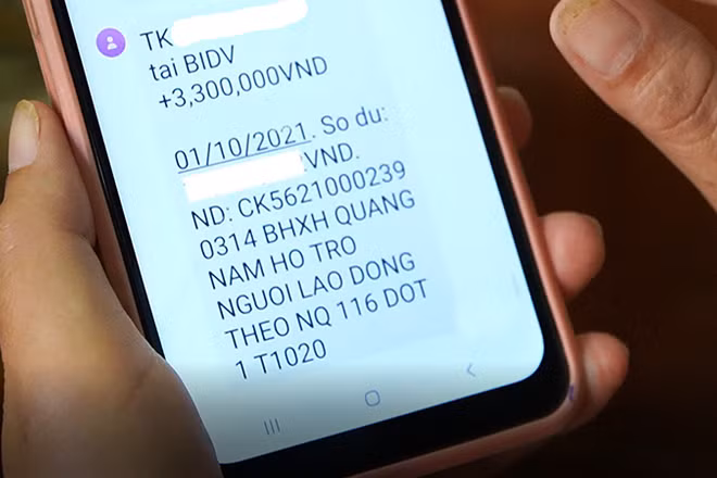 Lao động ở Quảng Nam nhận tiền hỗ trợ qua tài khoản ngân hàng (Ảnh: Thanh Dũng).