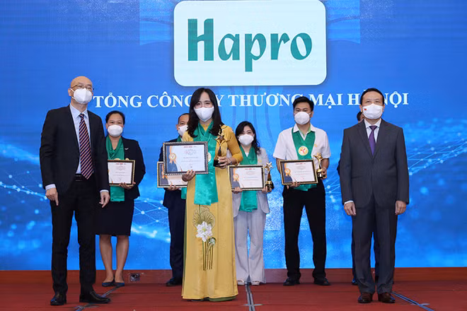 Bà Đỗ Tuệ Tâm, Phó Tổng Giám đốc Tổng công ty Thương mại Hà Nội tại lễ vình danh “Thương hiệu mạnh Việt Nam”. 