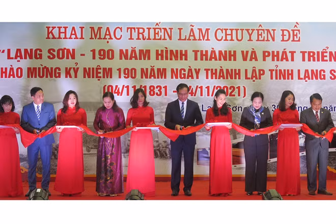 Các đại biểu tham gia cắt băng khai mạc triển lãm.