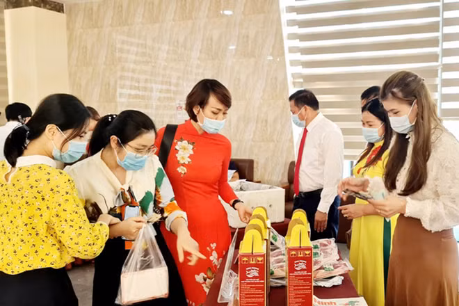 Các đại biểu tham quan các sản phẩm nông nghiệp tiêu biểu của Quảng Ninh năm 2021.