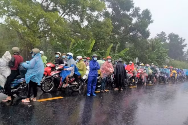 Liên tiếp mấy ngày nay đã có hơn 12.000 người dân Bạc Liêu ở TP Hồ Chí Minh và các tỉnh tự phát “ùn ùn” trở về quê.