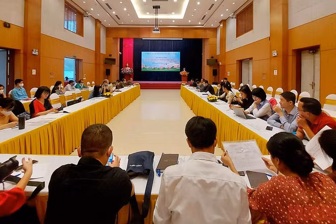 Lớp tập huấn, bồi dưỡng lý luận, phê bình văn học, nghệ thuật. (Ảnh: MAI LỮ)