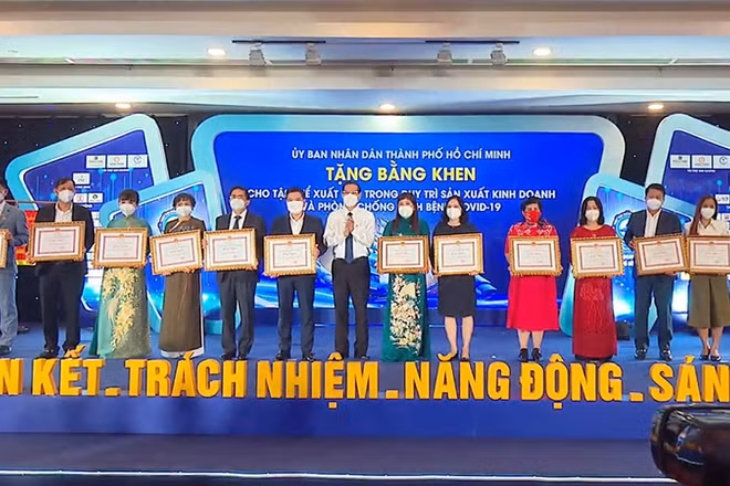 UBND TP Hồ Chí Minh trao bằng khen cho các doanh nghiệp có nhiều đóng góp cho sự phát triển, an sinh xã hội của thành phố.