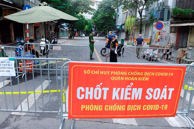 Thiết lập hàng rào cách ly trên phố Phủ Doãn, Hoàn Kiếm. (Ảnh: Đăng Khoa)