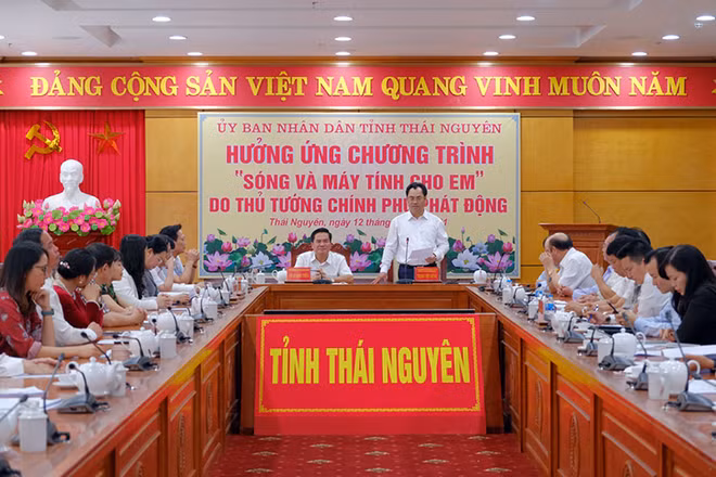 Các doanh nghiệp trên địa bàn tỉnh ủng hộ 8,3 tỷ đồng cho chương trình “Sóng và máy tính cho em”.