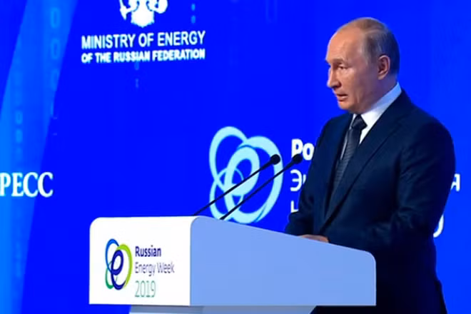 Tổng thống Nga Nga Vladimir Putin phát biểu tại phiên họp toàn thể của Diễn đàn Quốc tế "Tuần lễ Năng lượng Nga" năm 2019. (Ảnh: kremlin.ru)