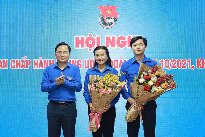 Bí thư Thứ nhất Trung ương Đoàn Nguyễn Anh Tuấn (ngoài cùng, bên trái) tặng hoa chúc mừng các đồng chí Nguyễn Phạm Duy Trang và Nguyễn Minh Triết.