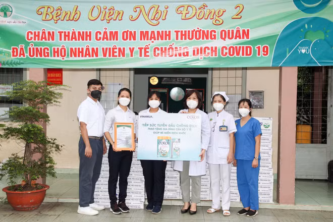 50.000 sản phẩm Vinamilk ColosGold 3 và sữa uống dinh dưỡng ColosGold đã được Vinamilk trao tặng.