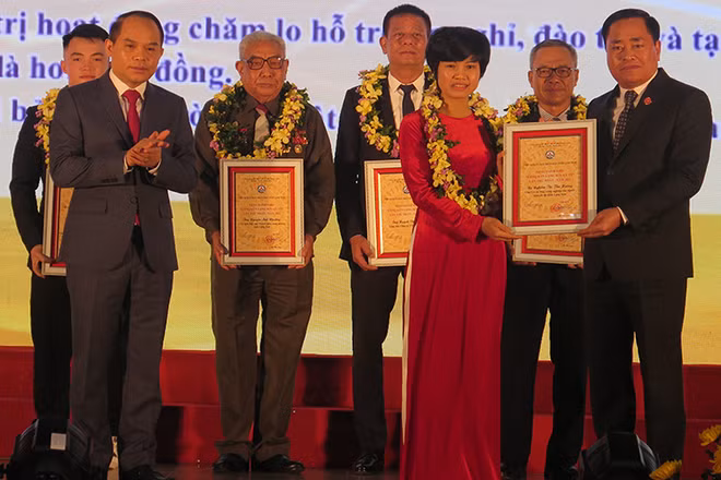 Đồng chí Nguyễn Quốc Đoàn, Ủy viên Trung ương Đảng, Bí thư Tỉnh ủy Lạng Sơn, trao cờ và bằng khen của Thủ tướng Chính phủ cho các tập thể, cá nhân có thành tích xuất sắc trong các phong trào thi đua đặc biệt của tỉnh.