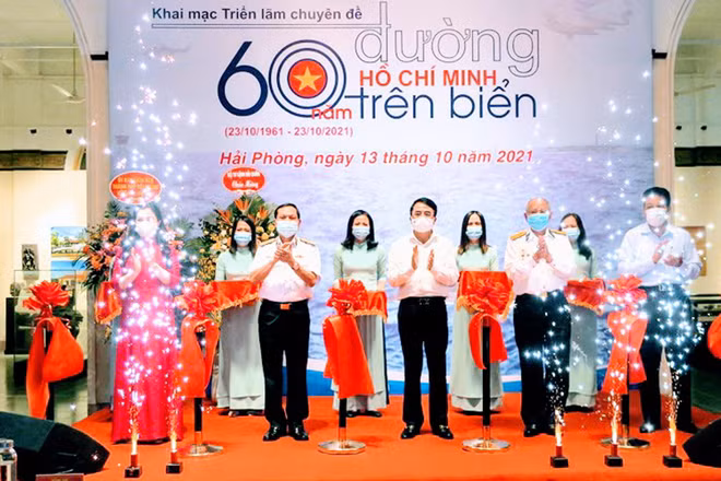 Lễ khai mạc triển lãm “Biển, đảo và người chiến sĩ Hải quân - Truyền thống Đường Hồ Chí Minh trên biển”.